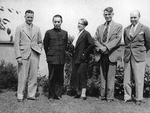 1938年，周恩来（左二）与史沫特莱（左三）等国际友人在武汉.png