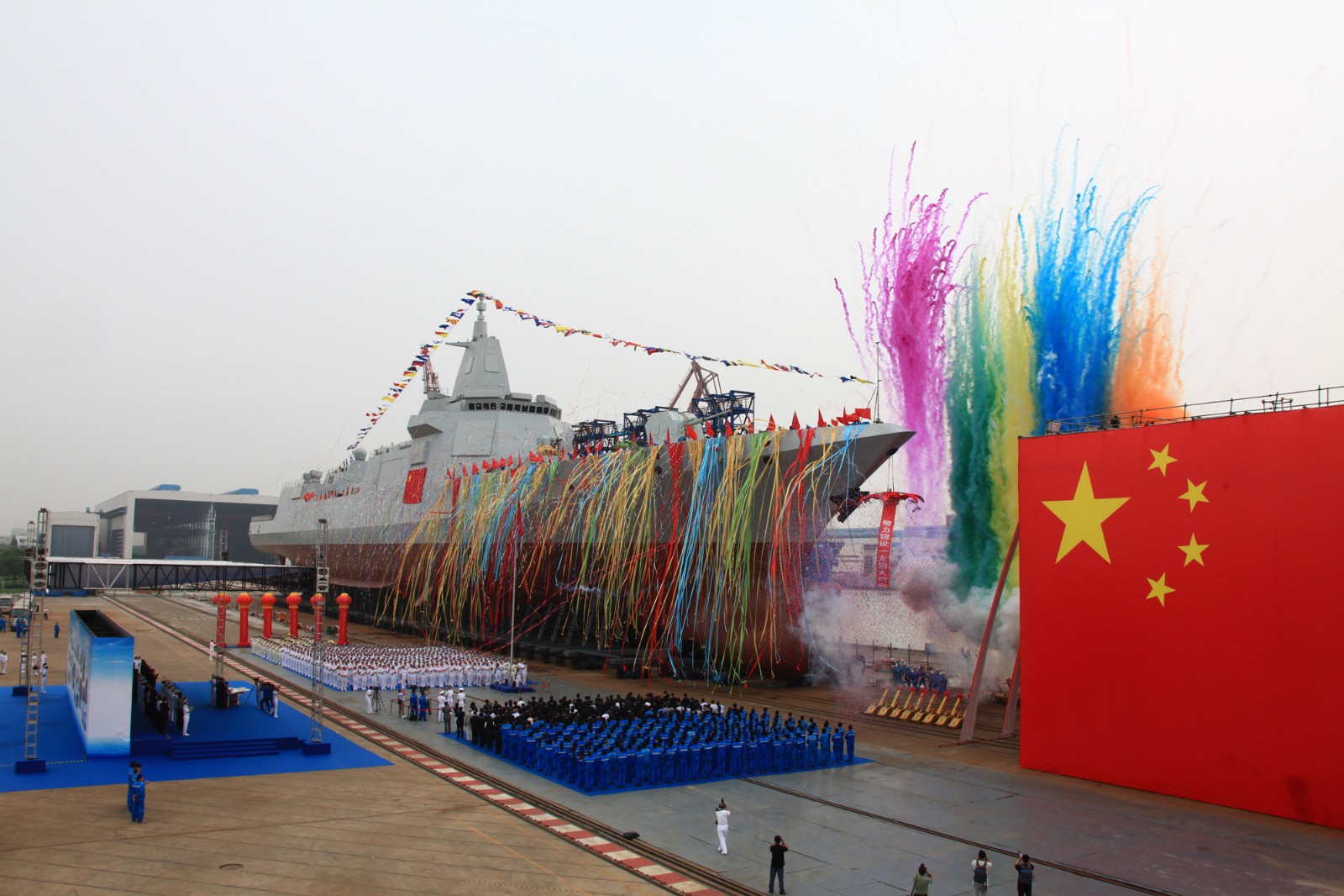 6月28日，我国新型万吨级驱逐舰首舰下水。王东海 摄(1).JPG