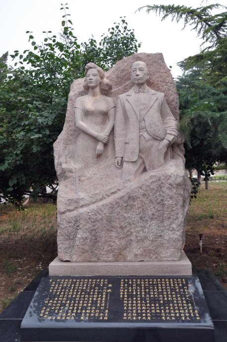 坐落在河北双凤山革命陵园的田汉安娥塑像.jpg