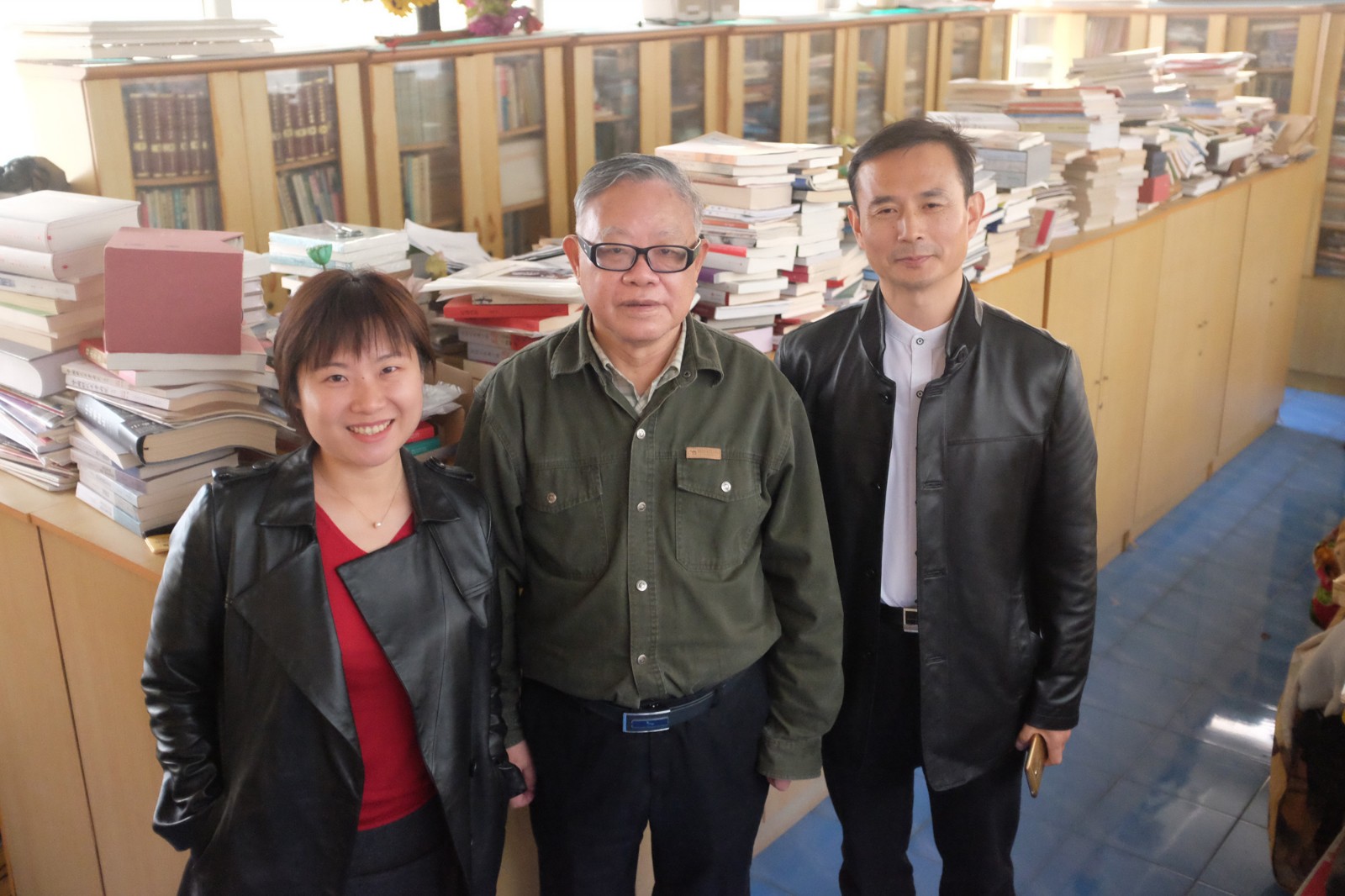 采访者吴越（左），叶永烈（中），上海作协组织人事处胡斌（右）在“游泳池”书房.JPG