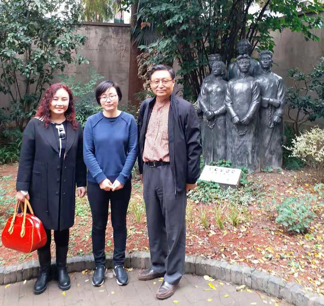 14.（右）叶周、妹妹叶新桂（左）与左联纪念馆资料部主任顾良辉.JPG