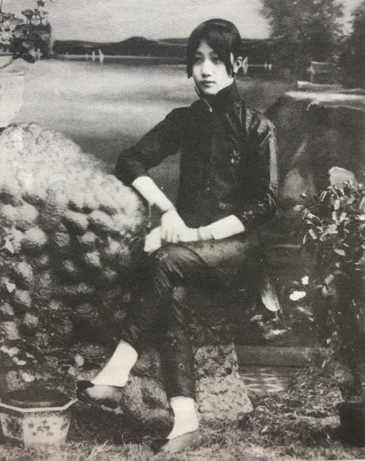 年方14岁的董竹君在妓院里顶名“杨春兰”卖唱。 这是她有生以来第一次拍照(42).jpg