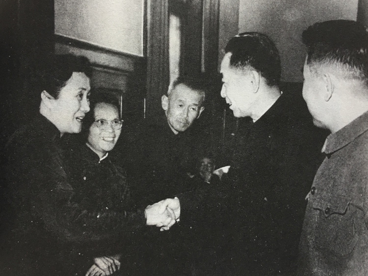 1957年全国政协会议期间周恩来总理与董竹君亲切握手交谈(5).jpg