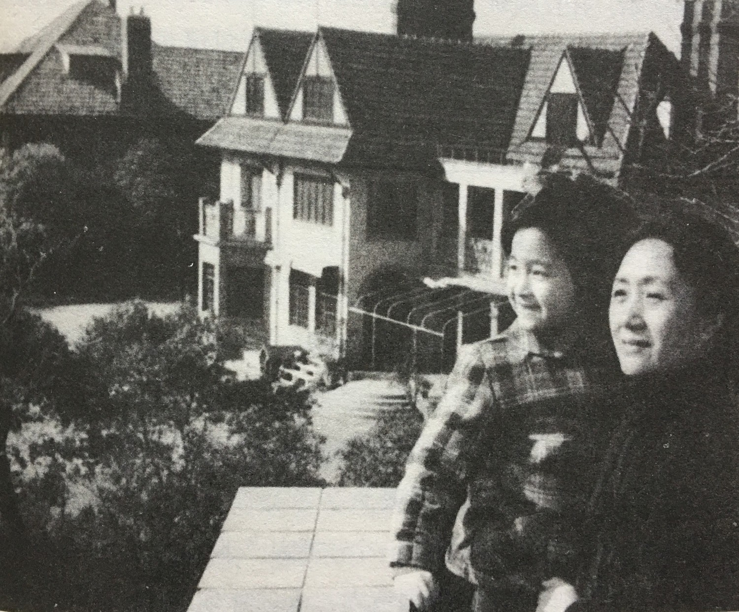1959年，董竹君在复兴西路147号家中的阳台上抱着外孙女留影(6).jpg