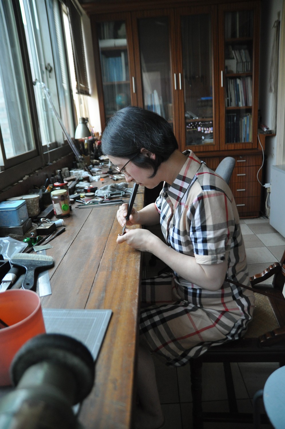 大学毕业，学建筑的女儿随爸爸学习琴弓制作，很快拿到世界大赛的奖项.JPG