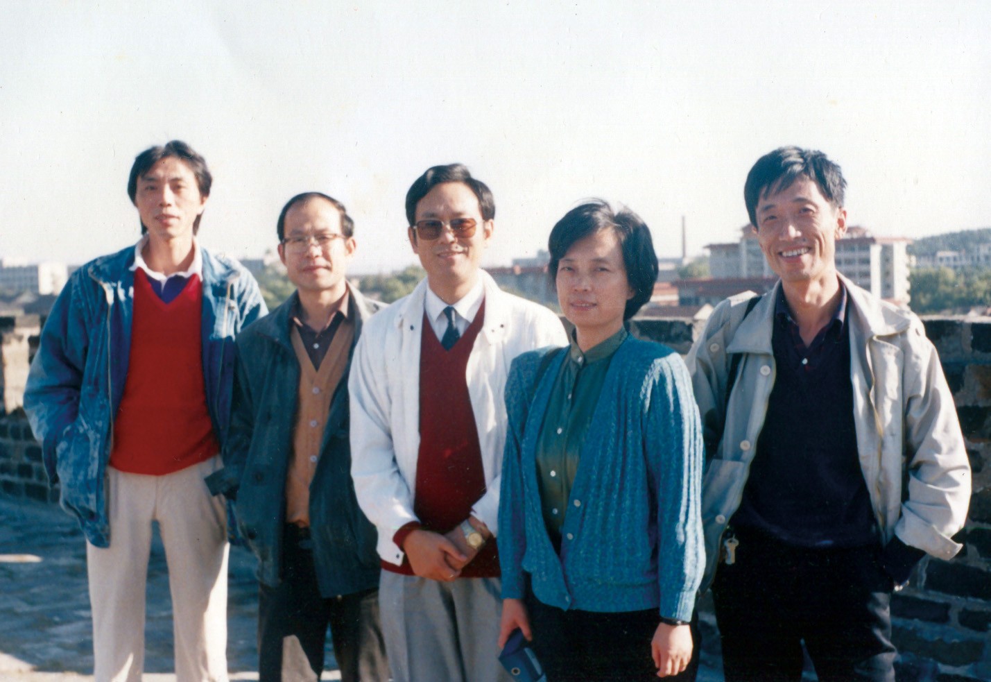 图12 1988年春，报告文学作家（右起）罗达成、孟晓云、陈冠柏、麦天枢、江迅在南京古城墙上。.jpg