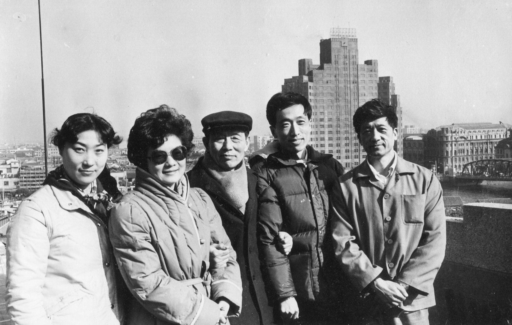 图13 1985年冬，摄于文汇报社顶层。作者（右2）与梅朵（中）、张辛欣（左2）、周玉明（左1）、周嘉俊（右1）.jpg
