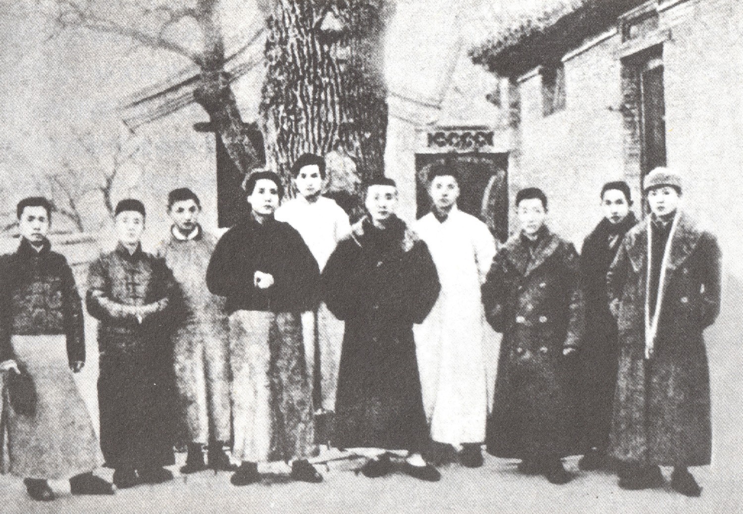 1920年年初，邓中夏（右四）与毛泽东（左四）等在北京陶然亭合影（《邓中夏》P17）.jpg