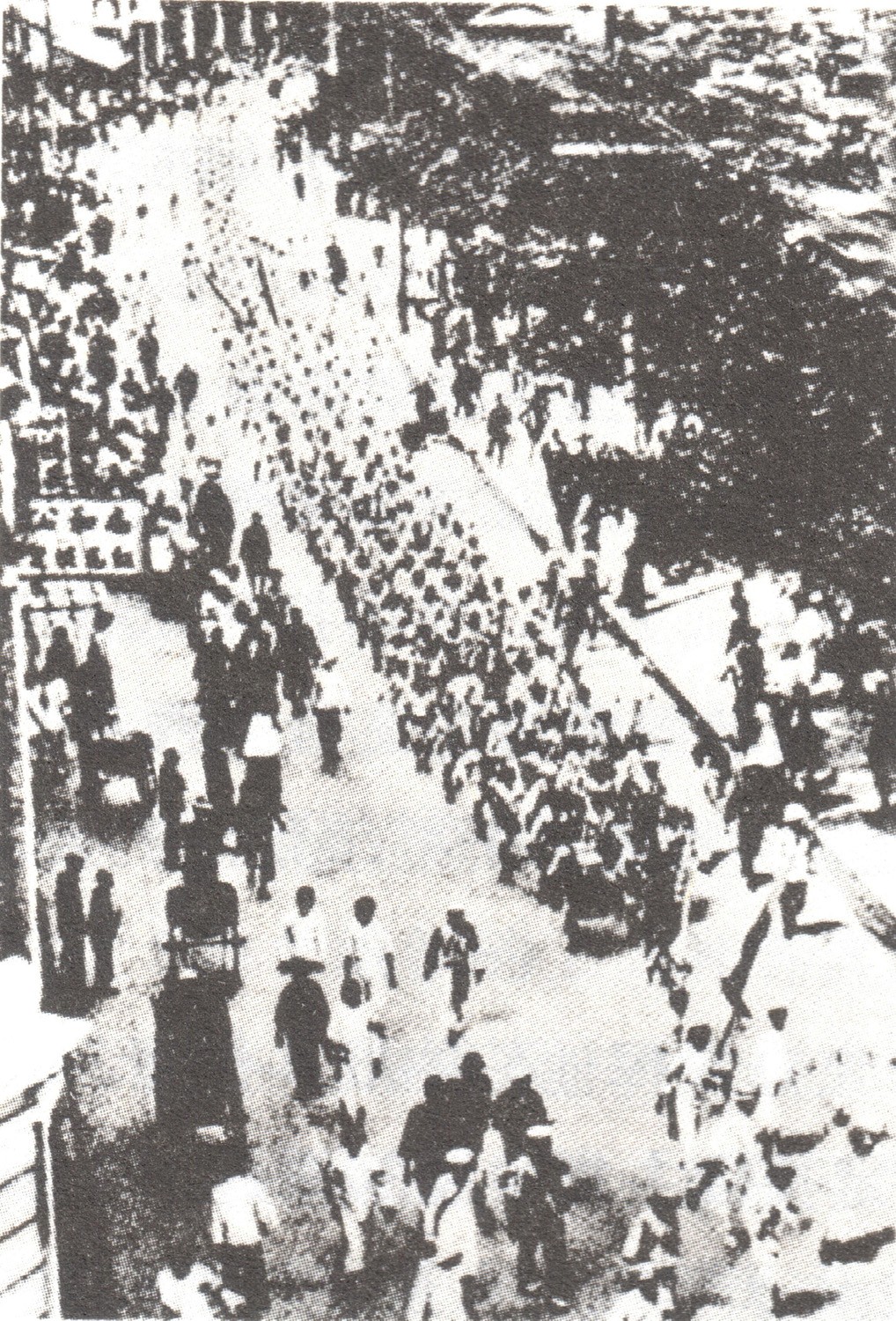 1925年6月19日起，中共广州区委发动香港和广州租界的20万工人举行“省港大罢工”。图为工人游行队伍）（《陈独秀》P184）.jpg