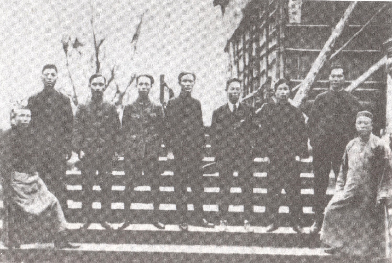 李启汉（右三）、苏兆征（左五）、邓中夏（右四）和省港罢工委员会部分工作人员合影（《工运赤子 李启汉》P124）.jpg