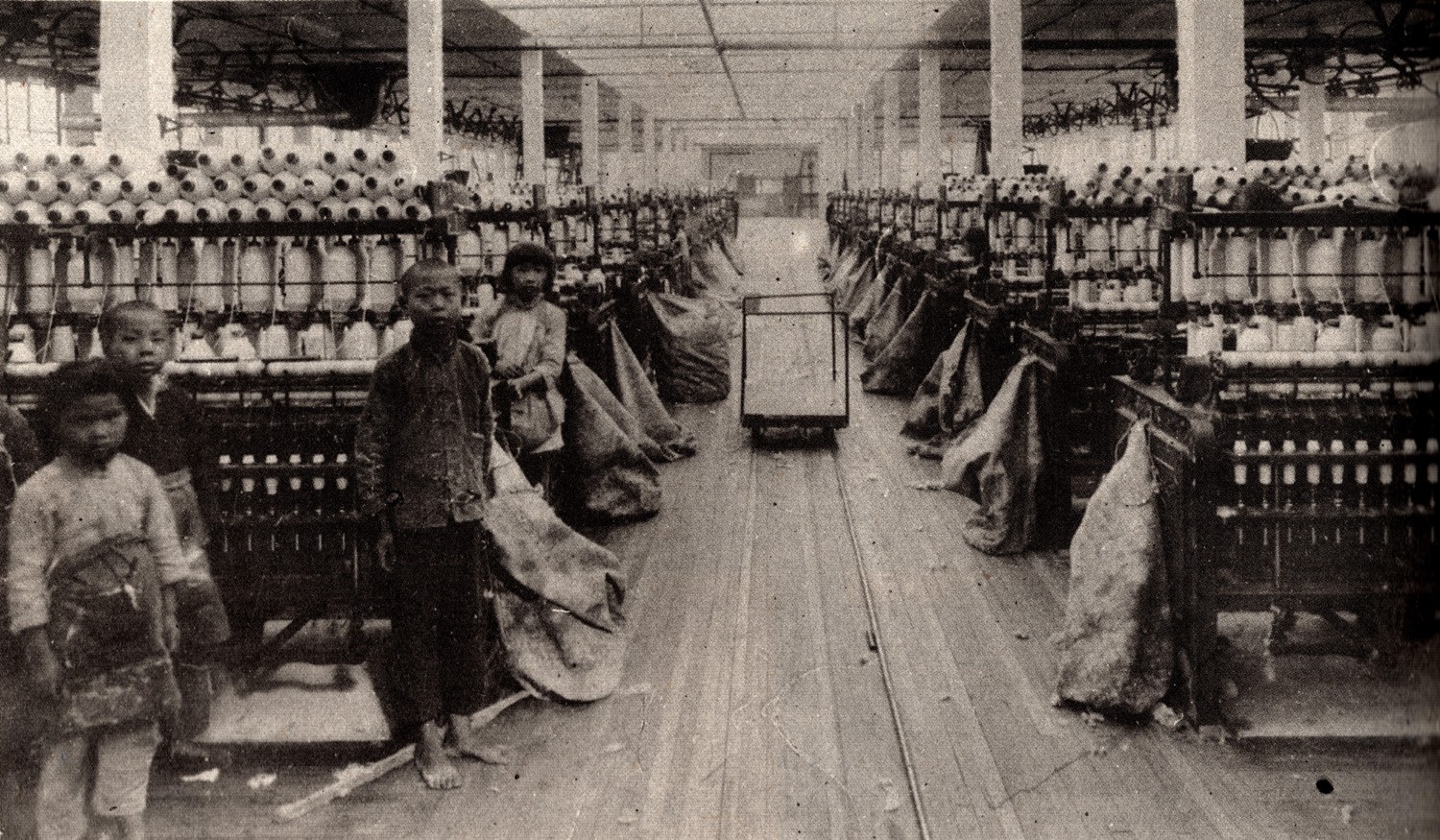 日商日华纱厂的童工每天要在车间连续站立操作12小时（《上海人民革命史画册》P42）.JPEG