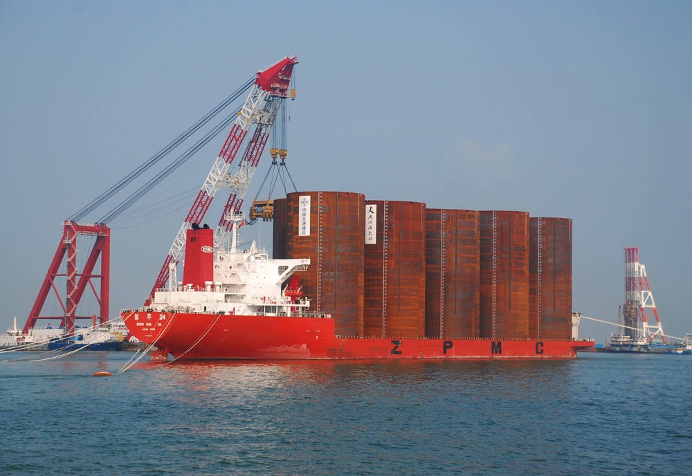 巨大的钢圆筒由万吨轮从1600公里外的上海长兴岛运来.jpg