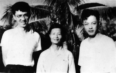 1959年，电影《红色娘子军》编剧梁信（右）、导演谢晋（左）与冯增敏（娘子军连长）合影。.jpg