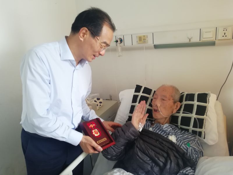 市委党校孙副校长到病房为岳父颁发新中国建立70周年纪念章。.jpg