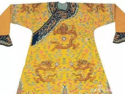 老日昇曾经织补修复过的多件类似龙袍.jpg