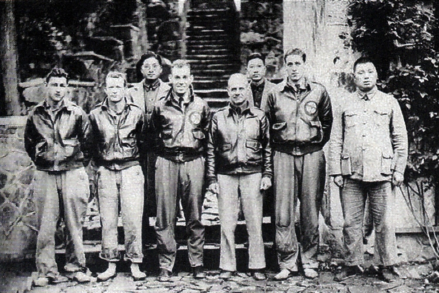 （图10）1942年4月，获救的杜立特一号机组5位飞行员在位于西天目山的浙江行署主任贺扬灵公馆潘庄前合影。一排从左至右为：布拉默中士、伦纳德中士、科尔中尉、杜立特中校、波特中尉。右一为行署主任贺扬灵.jpg