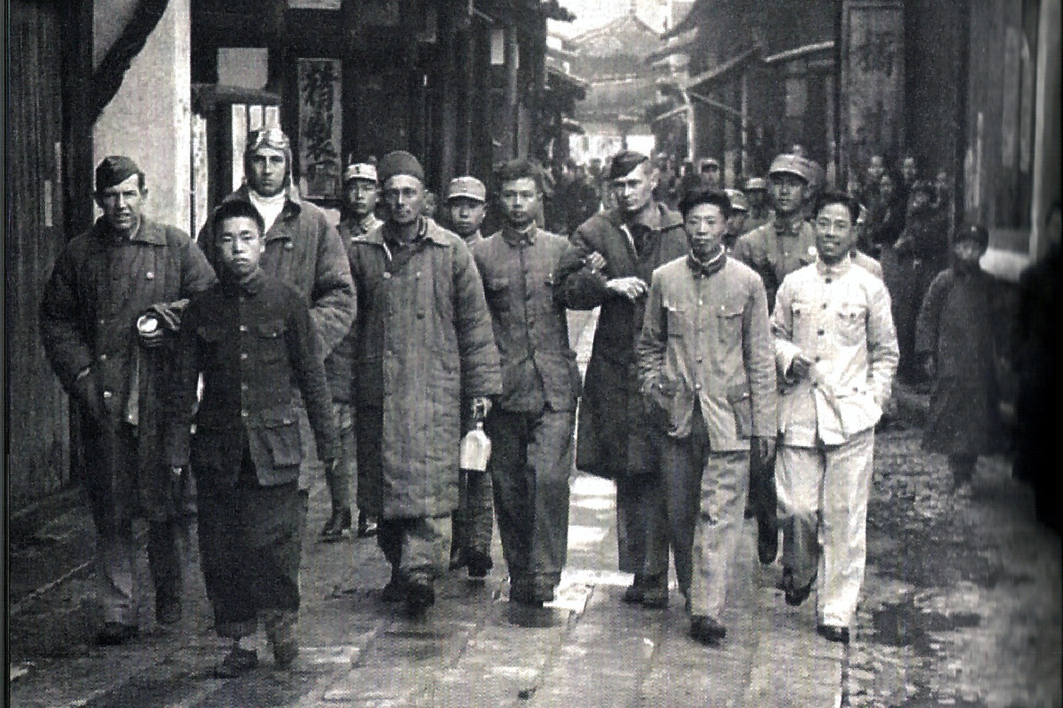 （图11）1942年4月，14号机组获救的4位飞行员和中方接待人员漫步在江南小镇上.jpg