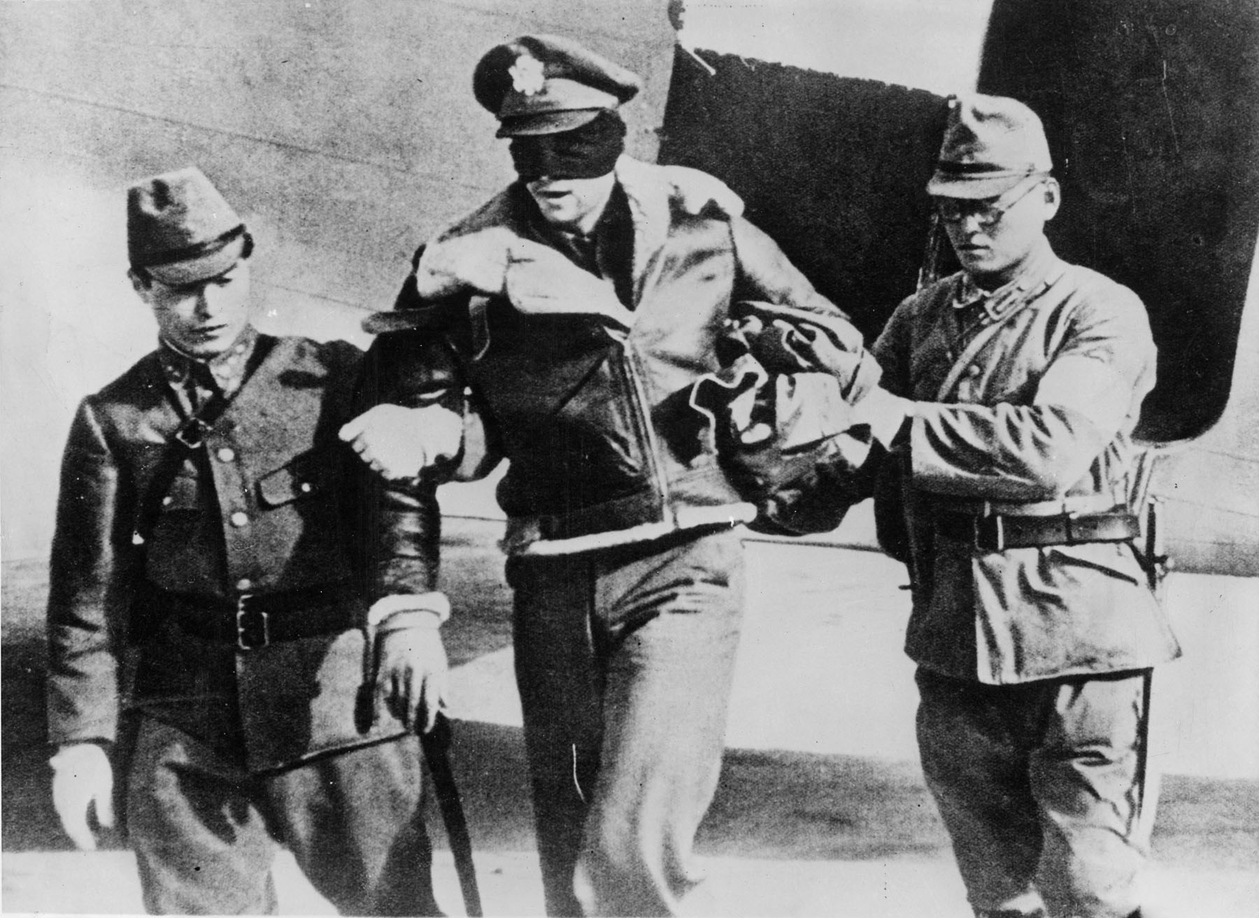 （图14）不幸降落在日占区的飞行员成了日军的俘虏，遭遇到非人的折磨.jpeg