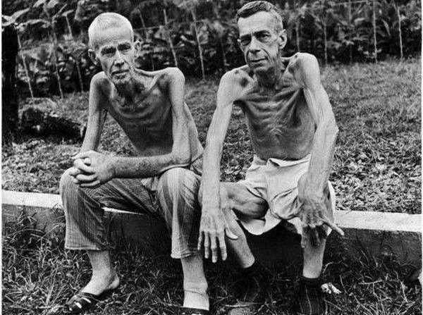 （图35）被折磨得瘦骨嶙峋的盟军战俘，获救时被媒体称为“风中稻草人”.jpg