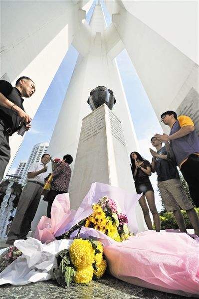 （图38）新加坡普通市民在美芝路公园纪念碑前祭奠“肃清大屠杀”死难者.jpg