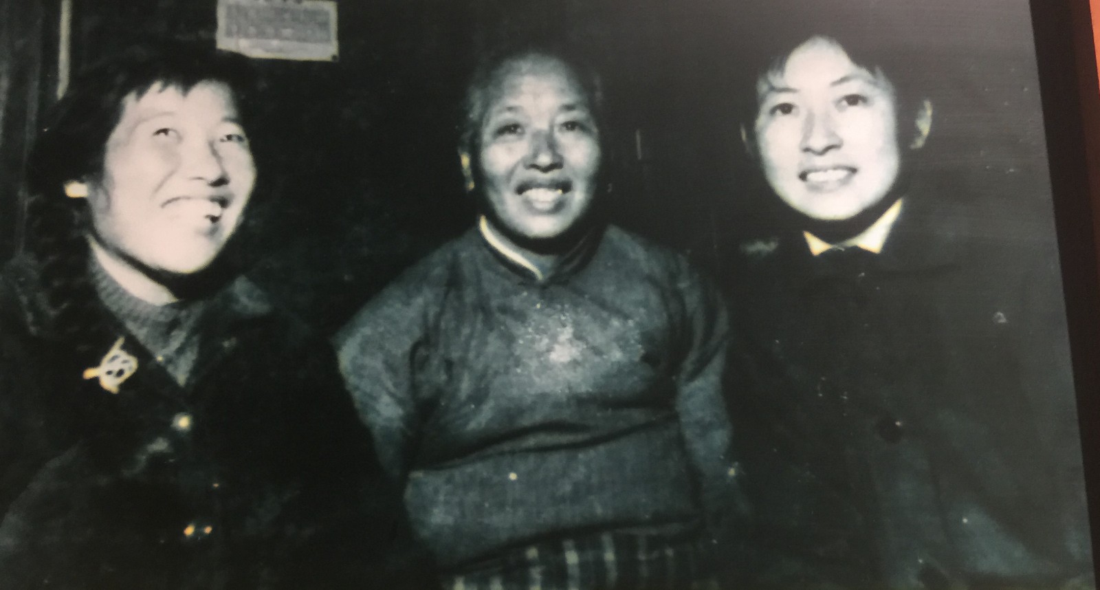 （六）电影演员曹雷（右一）体验生活时与王桂珍的合影（中间系王桂珍的母亲）.JPG