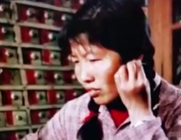 （八）王桂珍在自己的耳朵上练扎针.PNG