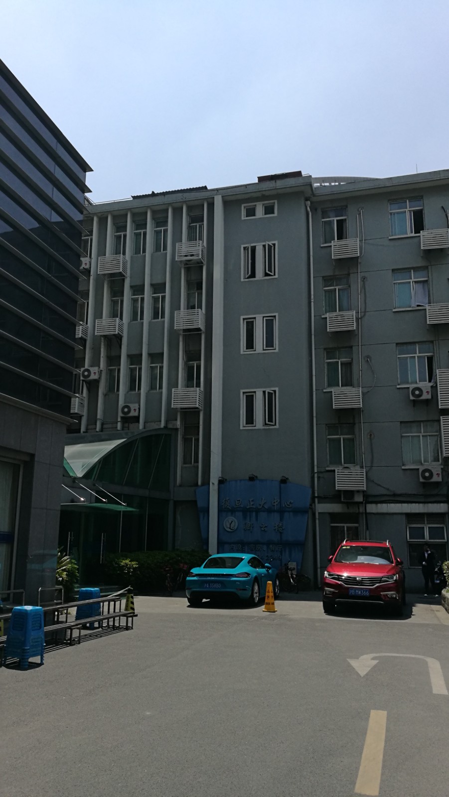 ！发《上海纪实》照片-曾经的干训楼，1980年代也住留学生。现在已经过修缮。（龚静摄于2019年5月）.jpg