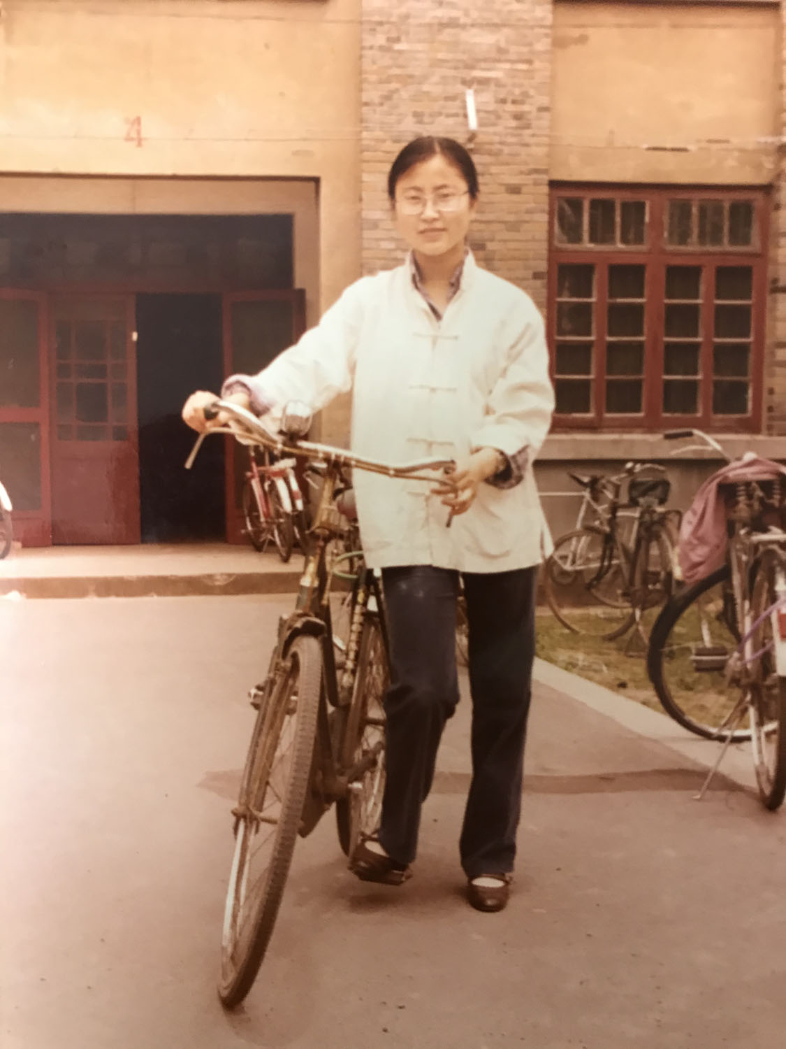 ！发《上海纪实》照片-我穿着伊曼琳的中式对襟衫，推着她的自行车拍的照片（1985年）（照片由作者龚静提供）.jpg