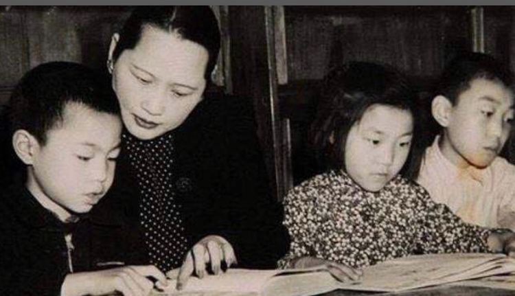 1617250538764142.jpg 宋庆龄视察儿童福利站并指导识字班儿童学习.jpg