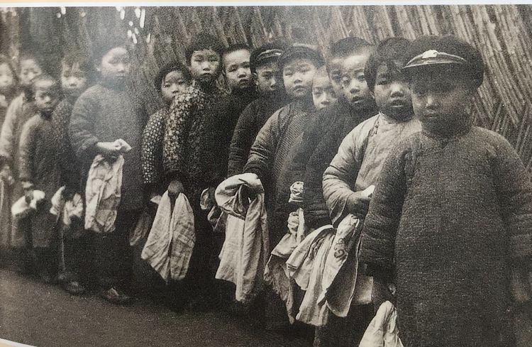 1617250606168229.jpg 儿童福利站给贫困儿童发放大米.jpg