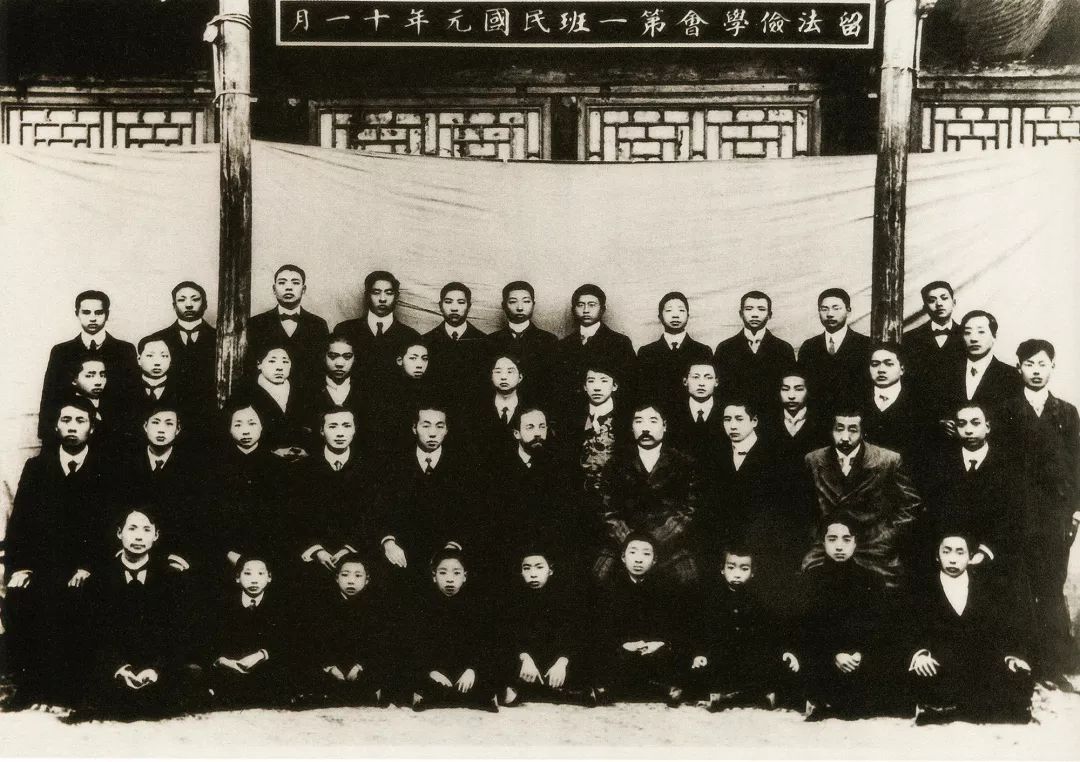 1912年第一班俭学生赴法前在北京燕喜堂合影，一排左一为齐如山.jpeg