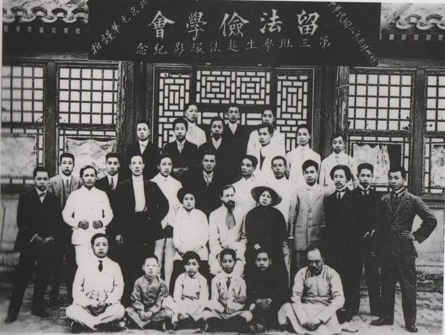 1913年留法俭学会第三班赴法前合影，三排右三为李石曾，一排右一为吴稚晖.jpg