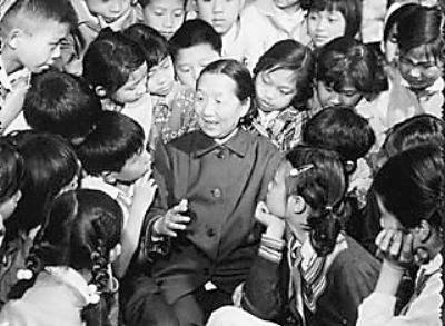 1617689045233523.jpeg 老年韩慧茹在给孩子们讲革命故事.jpeg