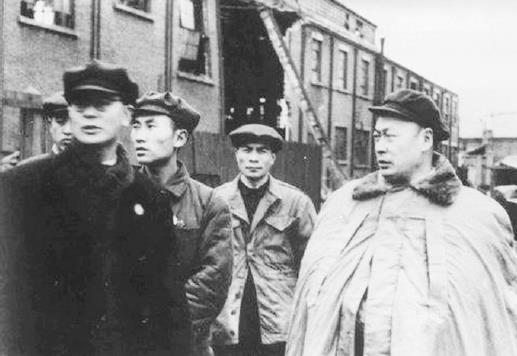 1950年2月6日，上海市长陈毅（右）视察杨树浦发电厂.jpg