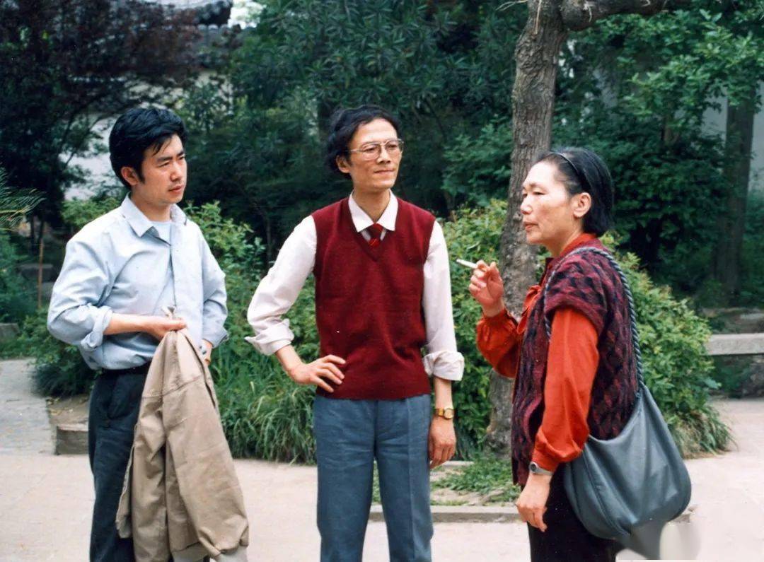 上世纪90年代，周介人（中）与茹志鹃（右）、张炜（左）在一起。.jpeg