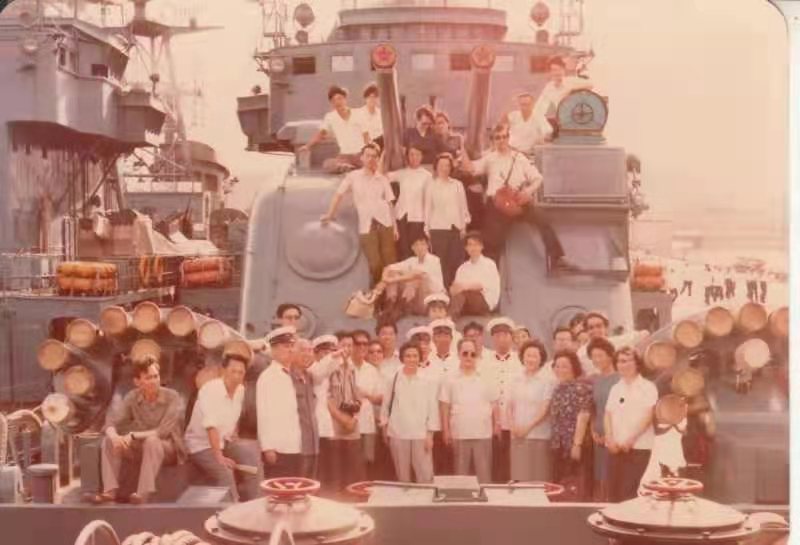 1985年吴强在东海舰队参加作家与官兵联欢活动.jpg