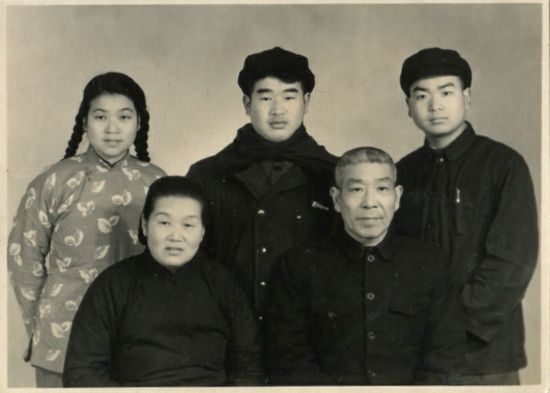 青年时代的王铁仙（后排右1）与父母兄姐等合影.jpg