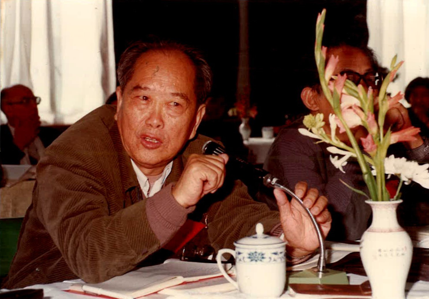 1986年11月吴强在中国当代文学国际讨论会上发言——陆正伟摄.jpg