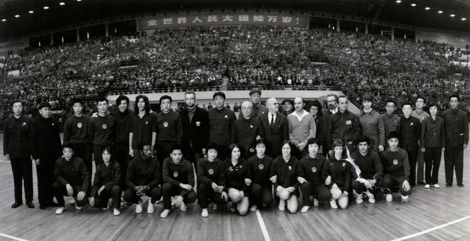 中美乒乓球代表团1971年4月在北京首都室内体育馆进行友谊赛后的合影.jpg