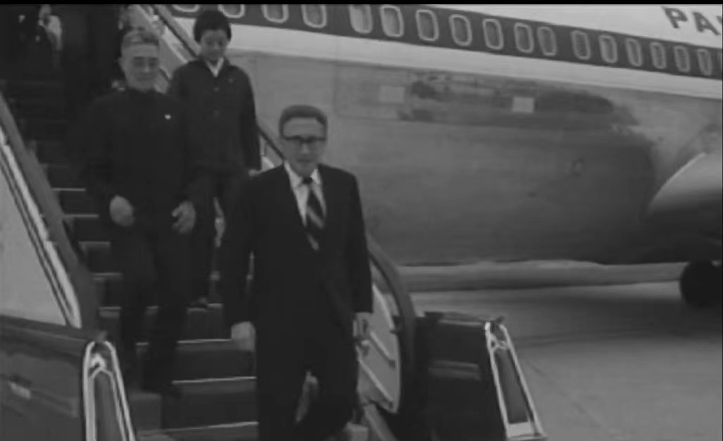 基辛格1971年7月9日步下飞机，后面是章文晋与王海容.jpg