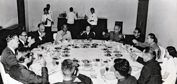 在国宾馆1971年7月9日的晚餐：（从左到右）洛德，霍尔德里奇，基辛格，斯迈泽，中国官员，王海容，叶剑英，冀朝铸，周恩来，唐闻生，黄华，中国官员，章文晋.jpg