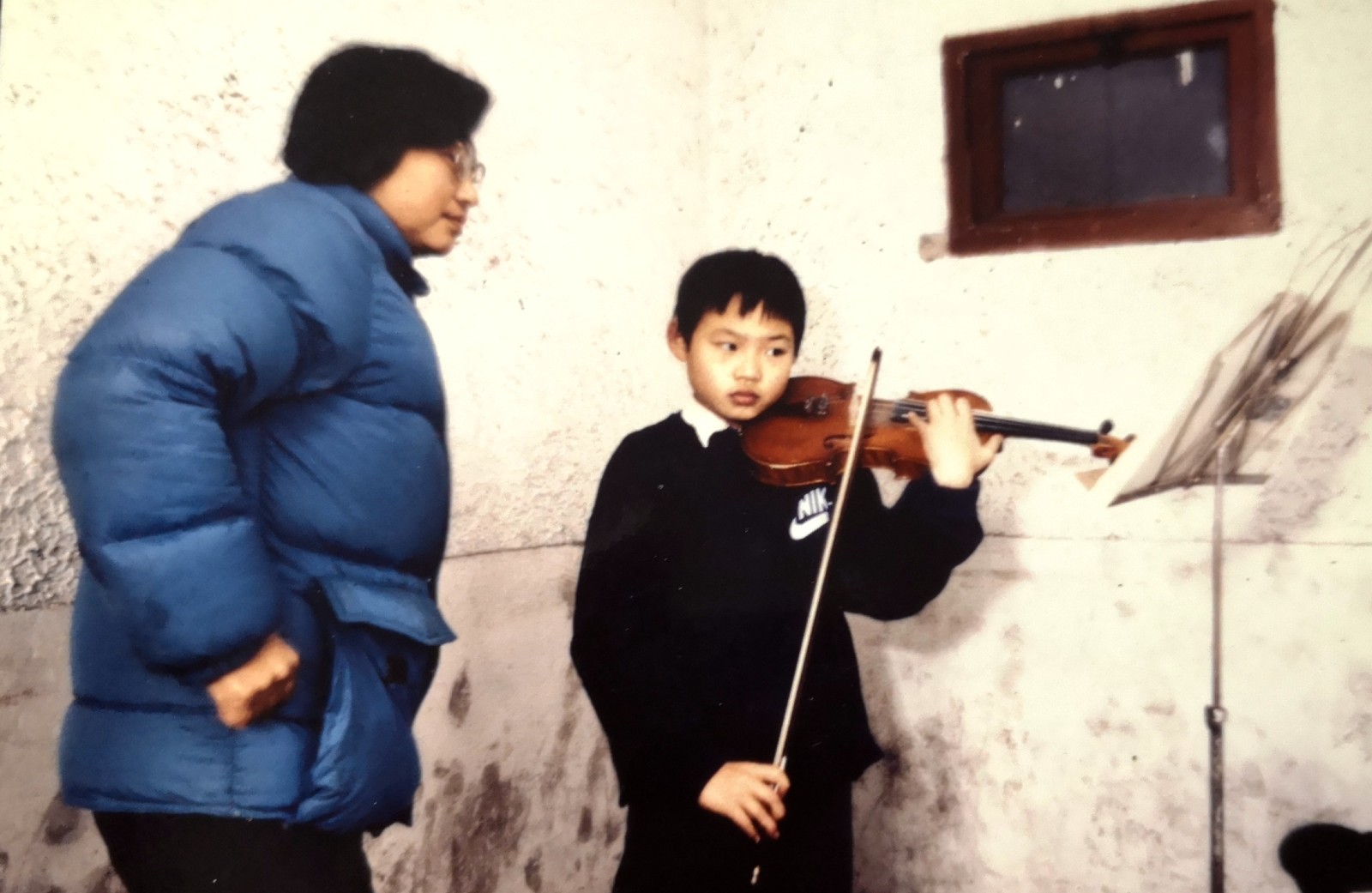 图中的琴童名叫郑炜珉，他现在已经成长为上海音乐学院副教授.jpg