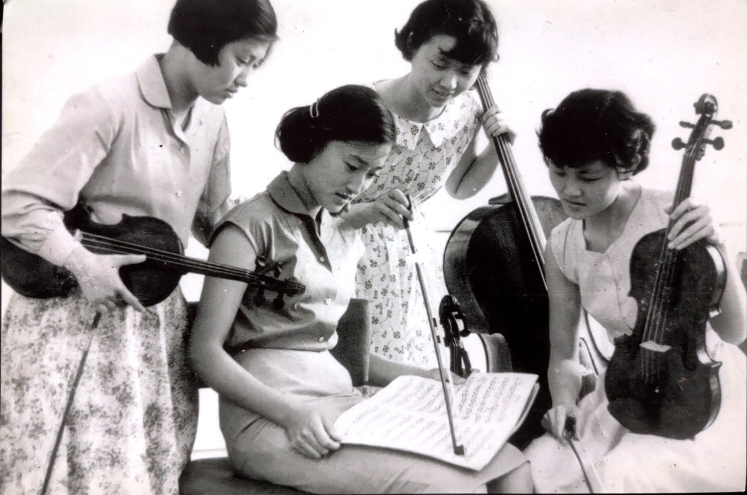 中国第一个女子弦乐四重奏组，左一为丁芷诺.jpg