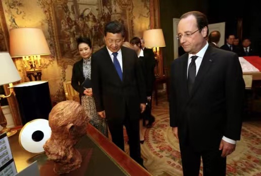（下）配图2.  法总统向中国主席赠戴高乐胸像原作.jpg