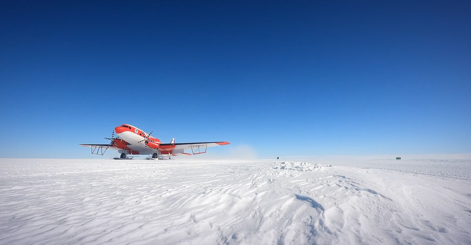 雪鹰601在中山冰雪机场滑跑起飞.jpg