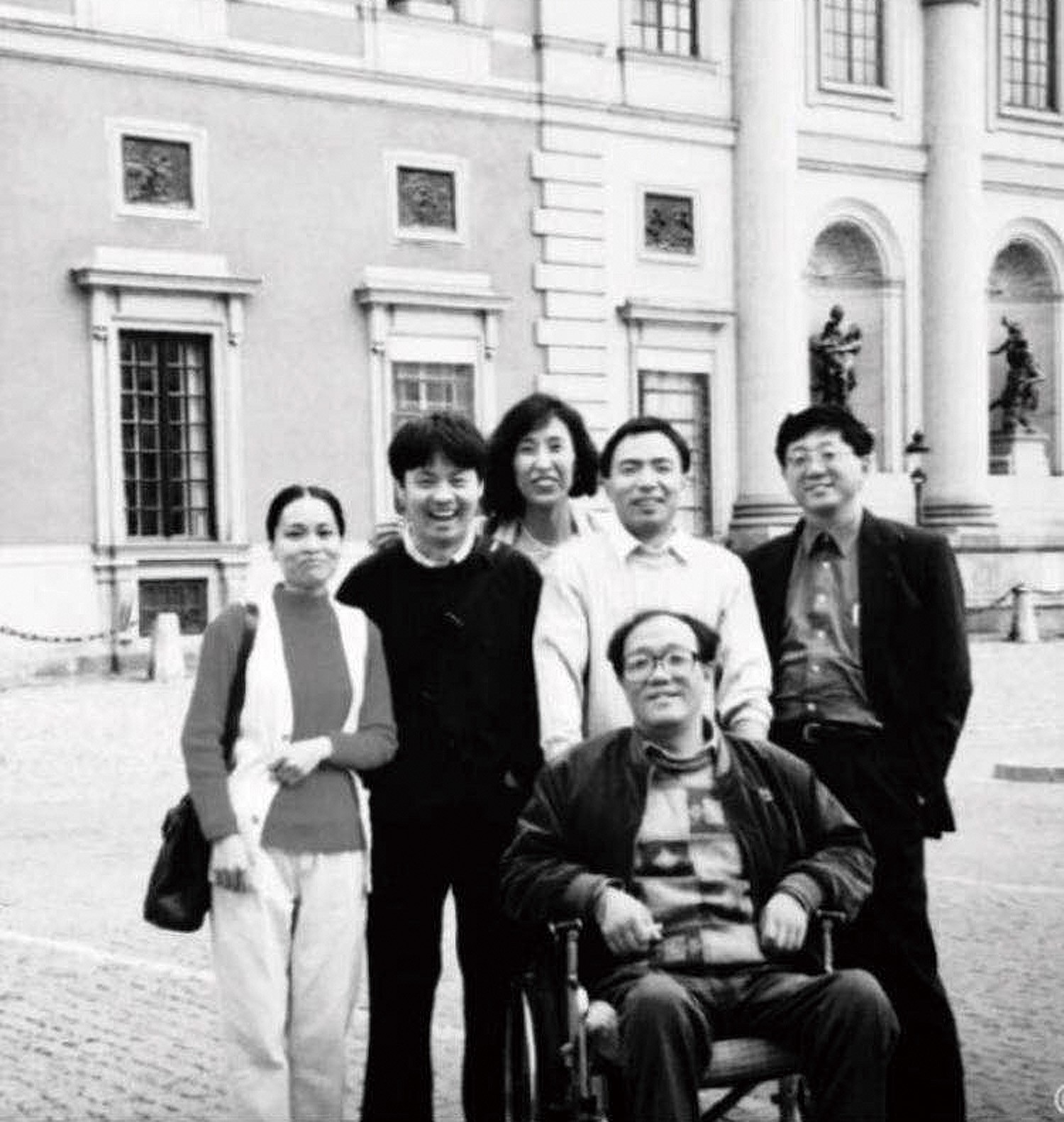1709789623324011.jpg 1996年在斯德哥尔摩:林白、余华、孟悦、格非、陈思和;前排:史铁生.jpg