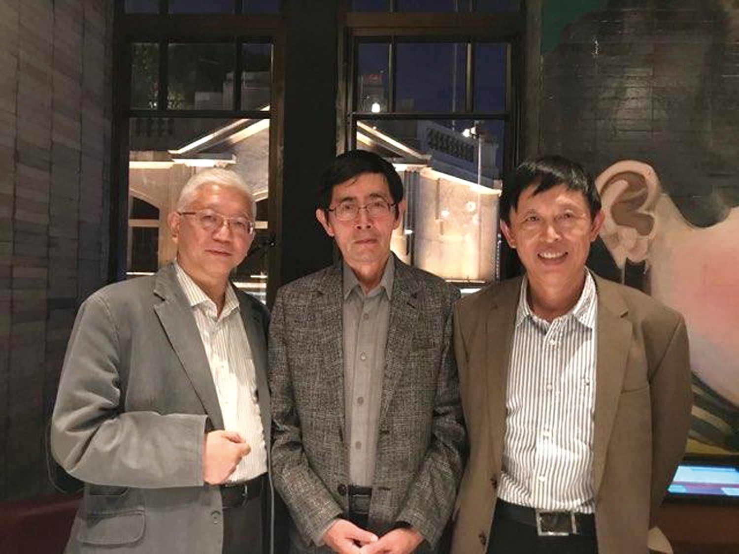 1709789933403350.jpg 与诗人北岛和作家卢新华在一起.jpg