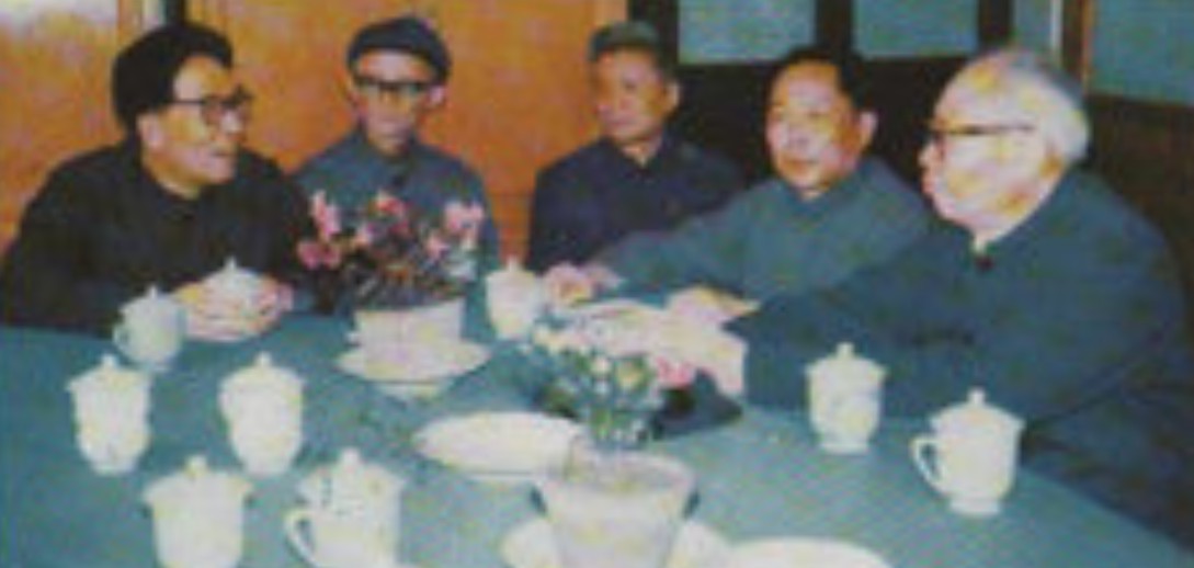 照片06  1981年，商讨恢复山海工学团，左为潘冷云，右为刘季平.jpg