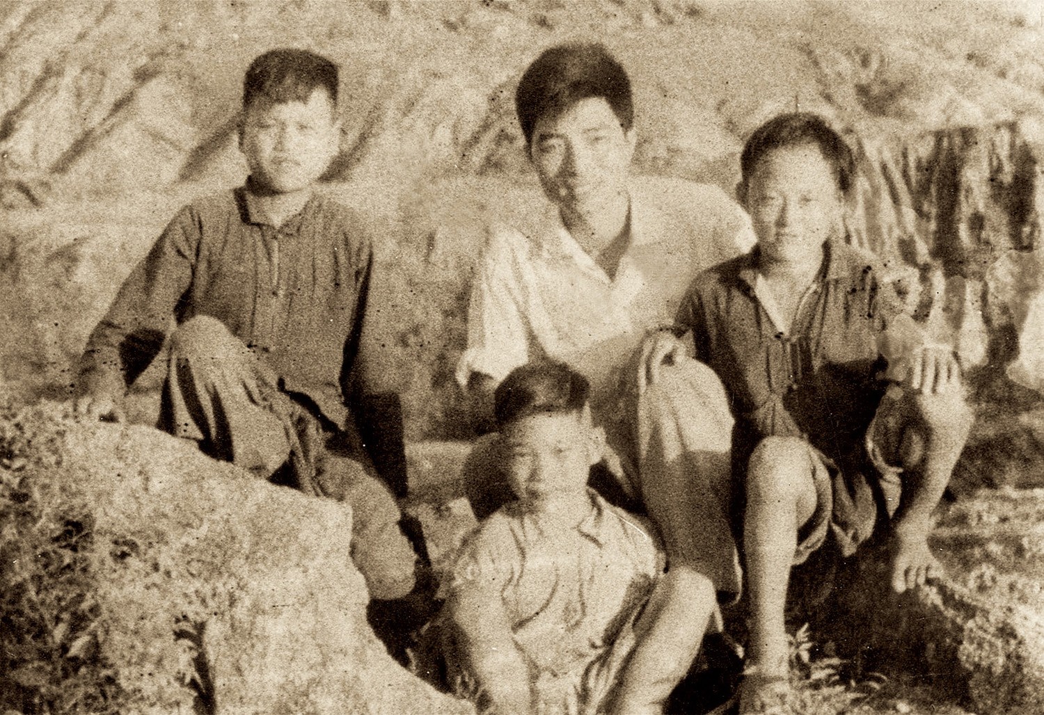 1960年汪观清与孟良崮山村小朋友合影.jpg